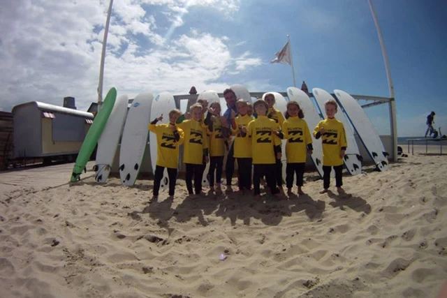 Noordzee Surfschool – Groepssurfles 2 Noordzee Surfschool – Groepssurfles - Image 2